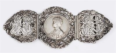 Lot 8 - A SILVER TWO PIECE BUCKLE