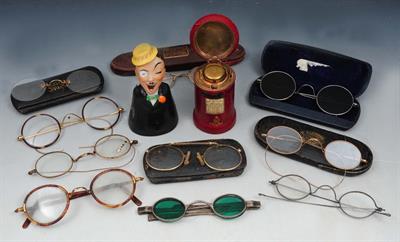 Lot 29 - AN EDWARDIAN NOVELTY TRAVELLING INKWELL