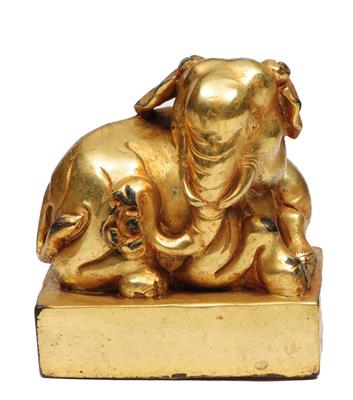 Lot 31 - A 19TH CENTURY CHINESE GILT BRONZE DESK SEAL