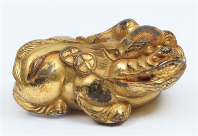Lot 32 - A 19TH CENTURY CHINESE GILT BRONZE FIGURE