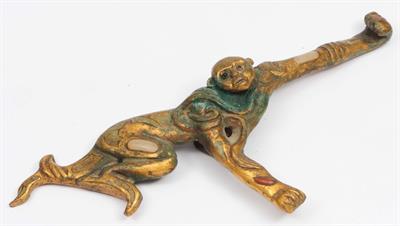 Lot 33 - A CHINESE GILT BRONZE AND HARDSTONE INSET BUCKLE OR CLASP