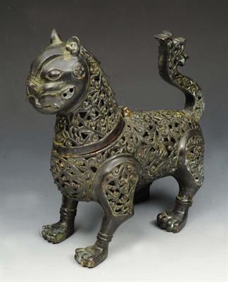Lot 50 - AN ISLAMIC BRONZE TEMPLE LION VESSEL