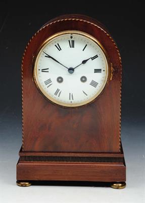 Lot 67 - A MAHOGANY MANTEL CLOCK