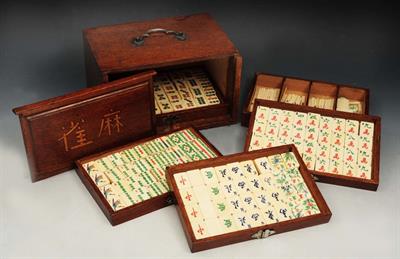 Lot 85 - A CHINESE BONE MAH JONG SET contained within a painted wooden box fitted five drawers with carrying