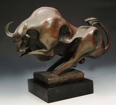 Lot 88 - A CONTEMPORARY BRONZE SCULPTURE of a ranging bull on naturalistic square base