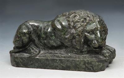 Lot 101 - A GRAND TOUR STYLE CARVED SERPENTINE MODEL of a crouching lion on plinth