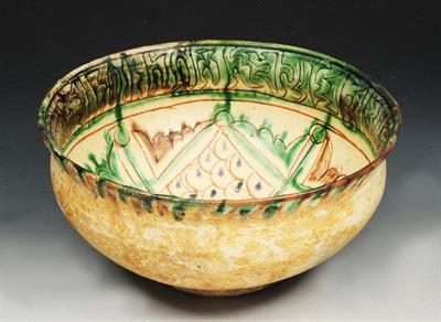 Lot 133 - AN EARLY ISLAMIC POTTERY BOWL