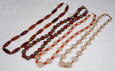 Lot 134 - AN EASTERN AGATE AND WHITE METAL BEAD NECKLACE