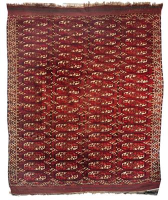Lot 135 - AN ANTIQUE TURKOMAN ERSARI RED GROUND SMALL CARPET decorated with four rows of eighteen polygonal gu