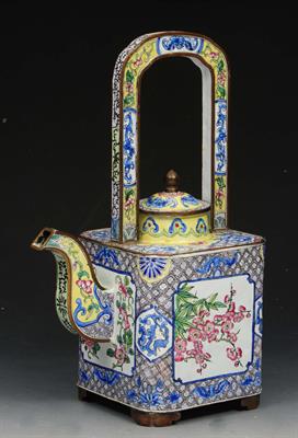 Lot 136 - A CHINESE CANTON ENAMEL TEAPOT AND COVER