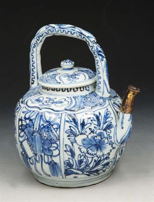 Lot 137 - AN EARLY 17TH CENTURY KRAAK BLUE AND WHITE TEAPOT AND COVER