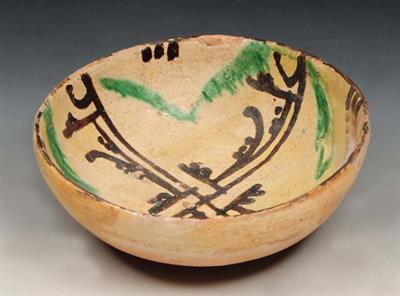 Lot 152 - AN EARLY ISLAMIC GLAZED POTTERY BOWL