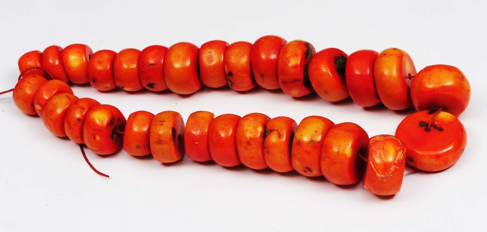 Lot 155 - AN ANTIQUE STAINED SPONGE CORAL BEAD NECKLACE