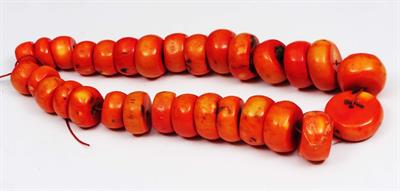 Lot 155 - AN ANTIQUE STAINED SPONGE CORAL BEAD NECKLACE