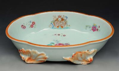 Lot 157 - A CHINESE QIANLONG FAMILLE ROSE ENAMEL SHAPED OVAL BOWL