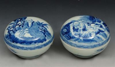 Lot 160 - A PAIR OF CHINESE BLUE AND WHITE CIRCULAR POTS AND COVERS