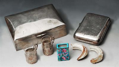 Lot 173 - A LATE 19TH CENTURY WHITE METAL TRINKET BOX of shallow rectangular form