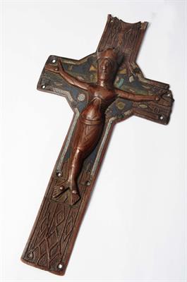Lot 175 - AN EARLY LIMOGES ENAMEL COPPER AND CHAMPLEVÉ CRUCIFIX of traditional form with strapwork decoration