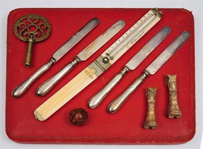 Lot 180 - A VICTORIAN FOLDING IVORY TRAVELLING THERMOMETER with fahrenheit scale and mercury filled tube