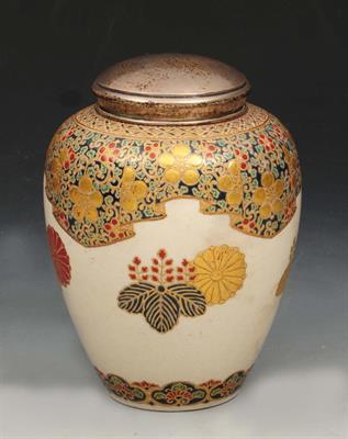 Lot 183 - A JAPANESE SATSUMA VASE