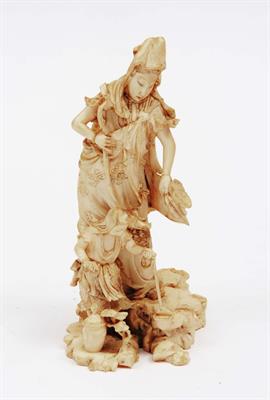 Lot 192 - A LATE 19TH CENTURY CHINESE IVORY GROUP