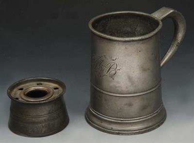 Lot 205 - AN ANTIQUE PEWTER TANKARD