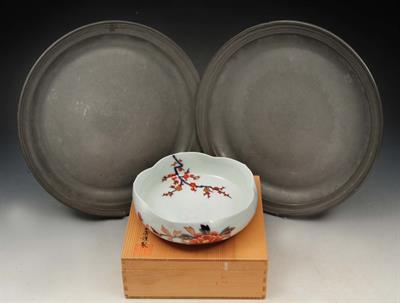 Lot 294 - A PAIR OF 19TH CENTURY PEWTER CHARGERS