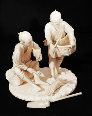 Lot 310 - A JAPANESE/MEIJI PERIOD CARVED IVORY GROUP of two figures