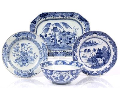 Lot 14 - A Chinese blue and white export dish