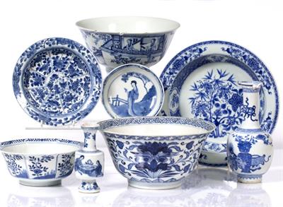 Lot 17 - A collection of Chinese blue and white pieces