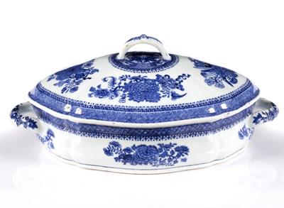 Lot 20 - A Chinese blue and white porcelain tureen