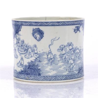 Lot 26 - A Chinese blue and white brush pot