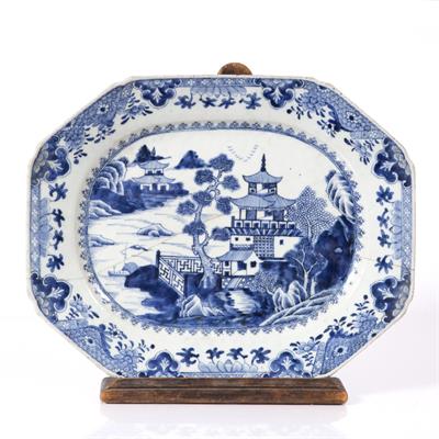 Lot 35 - A Chinese blue and white export charger