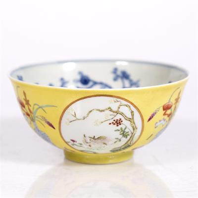 Lot 58 - A Chinese porcelain medallion bowl