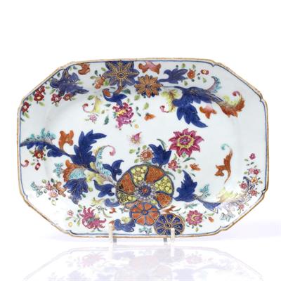 Lot 63 - A small tobacco leaf dish