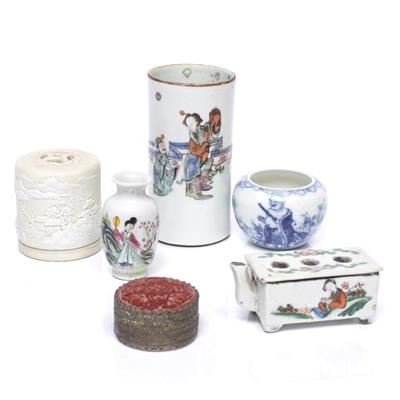 Lot 85 - A Chinese porcelain brush pot