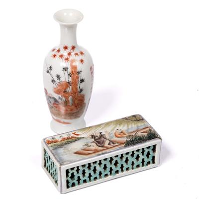 Lot 105 - A Chinese porcelain box