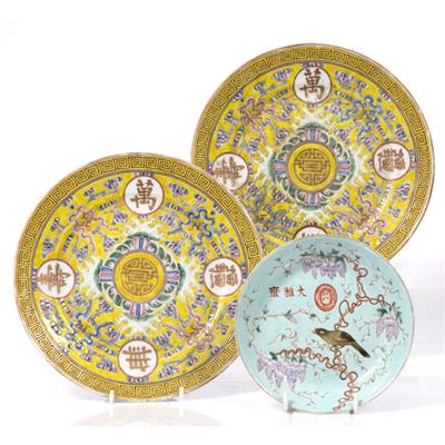 Lot 118 - A pair of Chinese yellow ground dishes