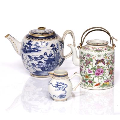 Lot 124 - A Chinese blue and white porcelain export ovoid teapot