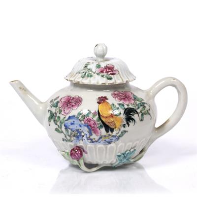 Lot 137 - A Chinese famille rose teapot