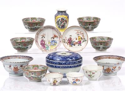 Lot 147 - A pair of Chinese Imari pattern export bowls