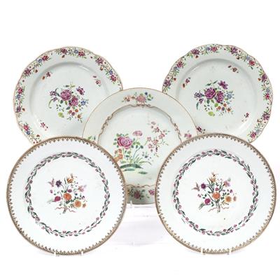 Lot 149 - A pair of Chinese famille rose plates