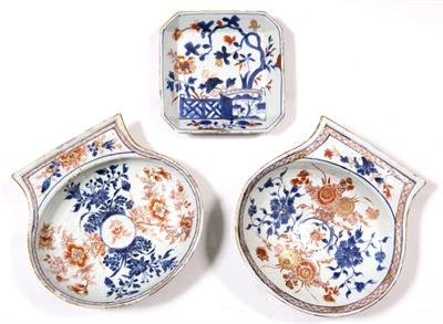 Lot 162 - A pair of Chinese Imari shell shaped dishes