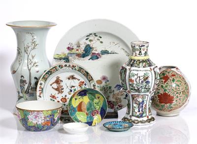 Lot 169 - A collection of Chinese pieces to include a charger