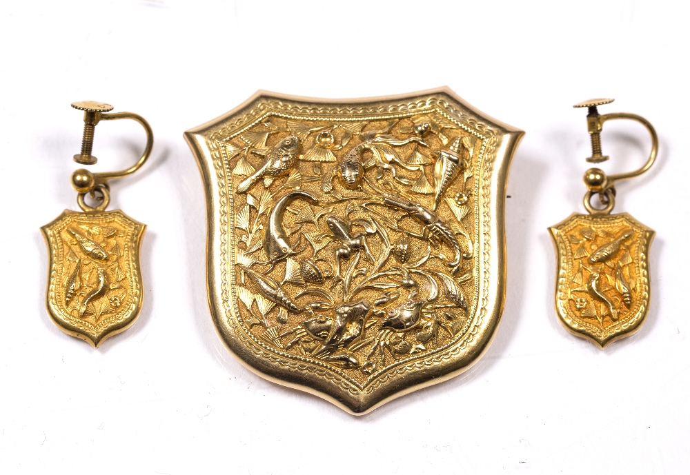 Lot 220 - A Chinese gold brooch and earrings