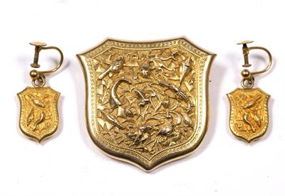 Lot 220 - A Chinese gold brooch and earrings