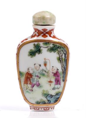 Lot 243 - A Chinese famille rose spade form snuff bottle