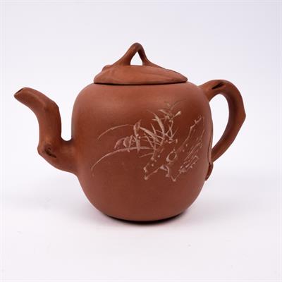 Lot 319 - A Chinese Yixing teapot