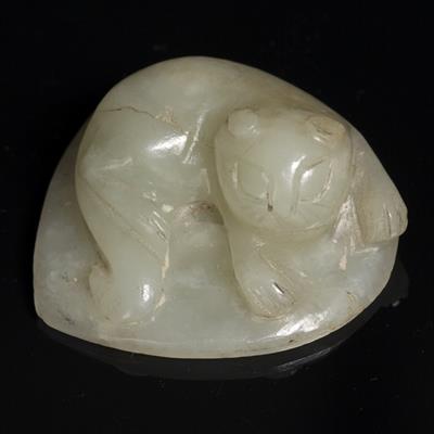 Lot 329 - A Chinese jade pendant