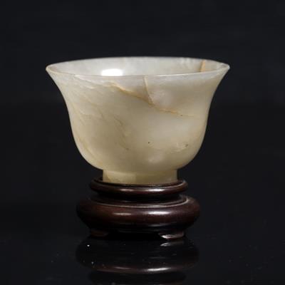 Lot 331 - A Chinese jade miniature bowl